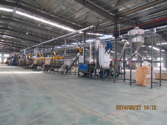 Frantoio di riciclaggio di plastica del CE, bottiglia dell'ANIMALE DOMESTICO 2000kg/H che ricicla linea