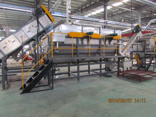 Frantoio di riciclaggio di plastica del CE, bottiglia dell'ANIMALE DOMESTICO 2000kg/H che ricicla linea