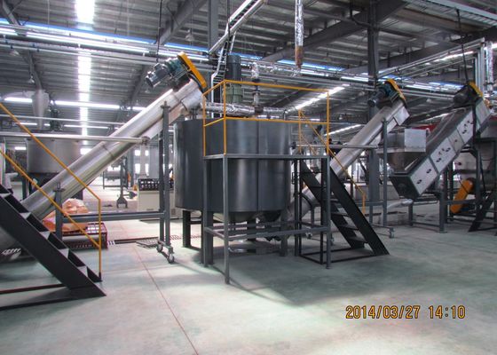 Frantoio di riciclaggio di plastica del CE, bottiglia dell'ANIMALE DOMESTICO 2000kg/H che ricicla linea