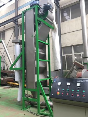 Macchina di riciclaggio di plastica residua della bottiglia per il latte che schiaccia lavando la linea di essiccazione